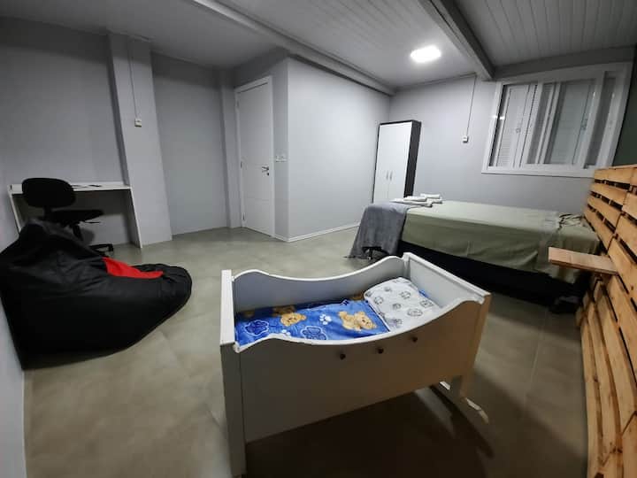 غرفة النوم 01 غرفة نوم
واسعة للغاية ذات تهوية جيدة ومشرقة. مريح ورائع في الصيف ودافئ في الشتاء.
يحتوي على سرير مزدوج وخزانة وسرير أطفال متاح وطاولة عمل ومنضدة ممتعة للغاية.