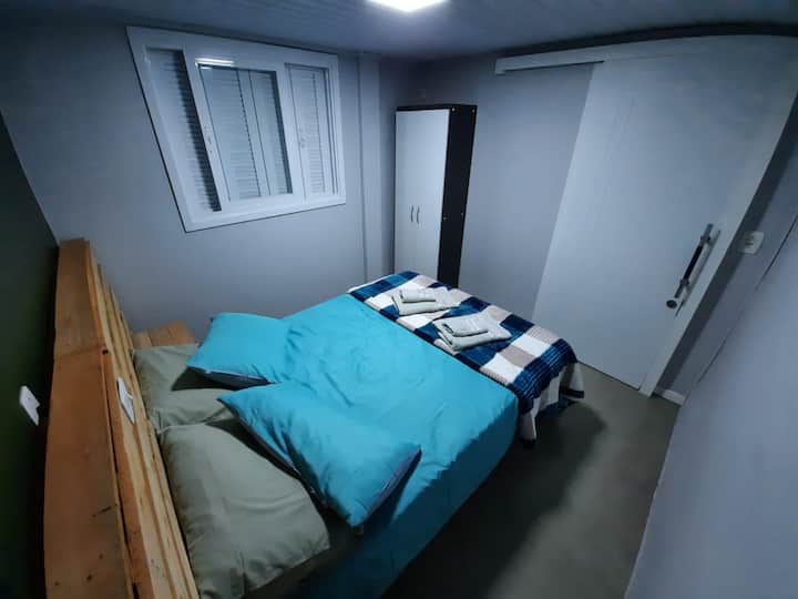 غرفة 02 بسرير مزدوج.
خزانة ملابس متاحة للاستخدام ، مما يوفر المزيد من الراحة أثناء الإقامة.