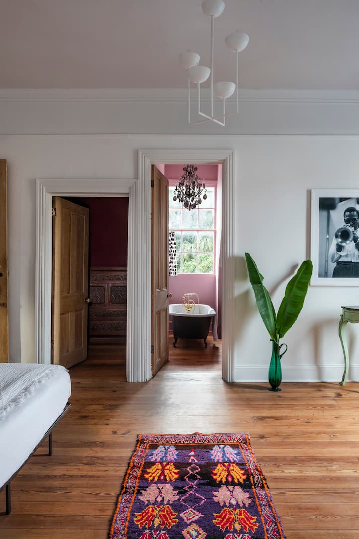 חדר שינה שני עם מיטת קווין סייז ואזור קריאה - חדר ארונות עם מראה בגודל מלא וארון גותי צרפתי עתיק. 