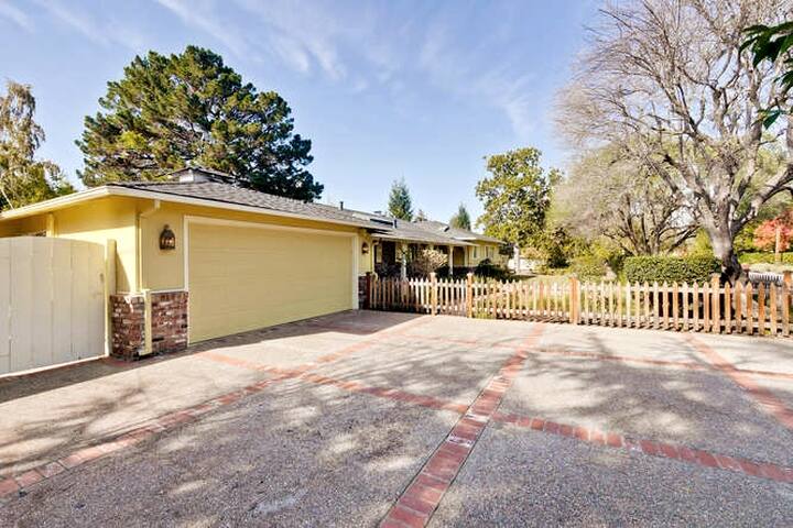 Gorgeous Ranch Home on a 14000 Sq. Ft. Garden Lot! gallery image 5