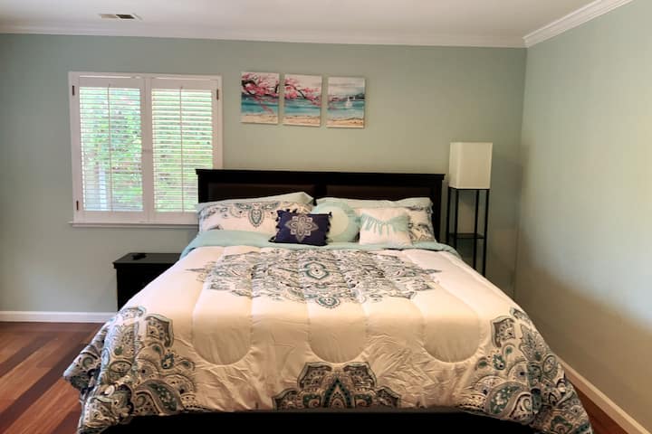 חדר שינה ראשי עם מיטת קאל קינג ועדיין שפע של מקום!