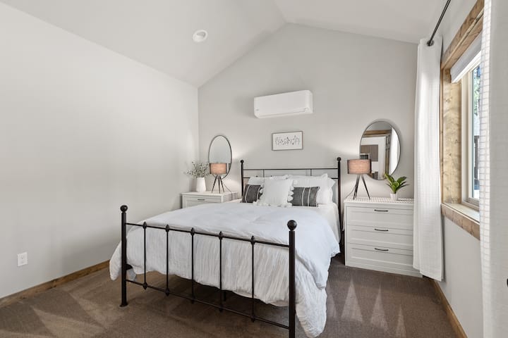 Насладете се на нашите допълнителни удобни легла с дизайнерско спално бельо.