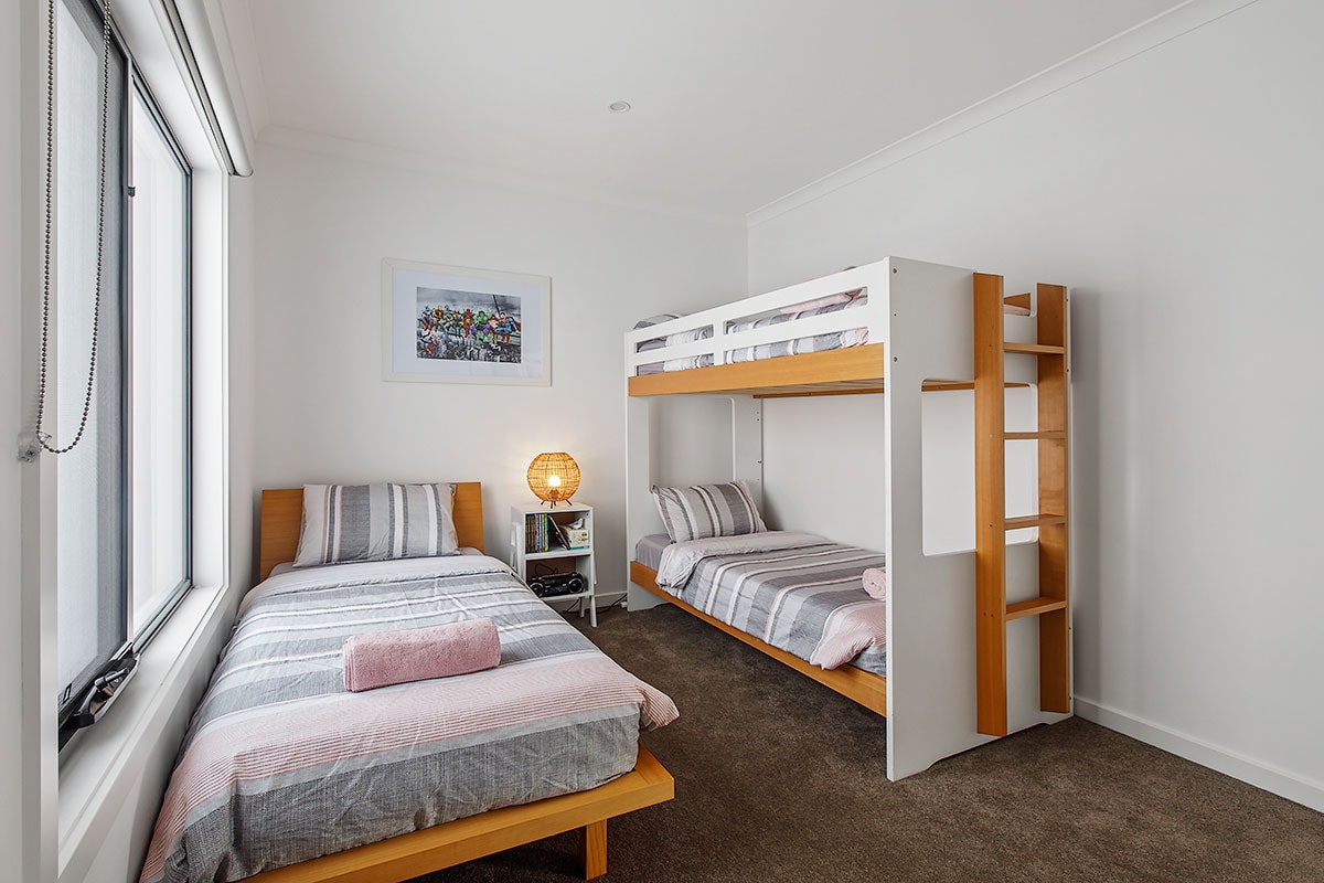 Štvrtá spálňa tiež spí pre troch hostí s poschodovou posteľou a samostatným samostatným lôžkom, čo je ideálne pre tých, ktorí cestujú s deťmi.
