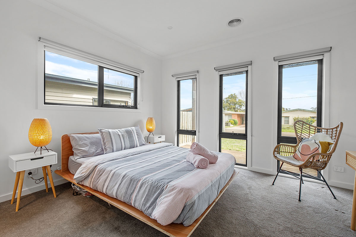 Majster naplnený svetlom sa nachádza na prízemí a ponúka výhľad na predzáhradku.

