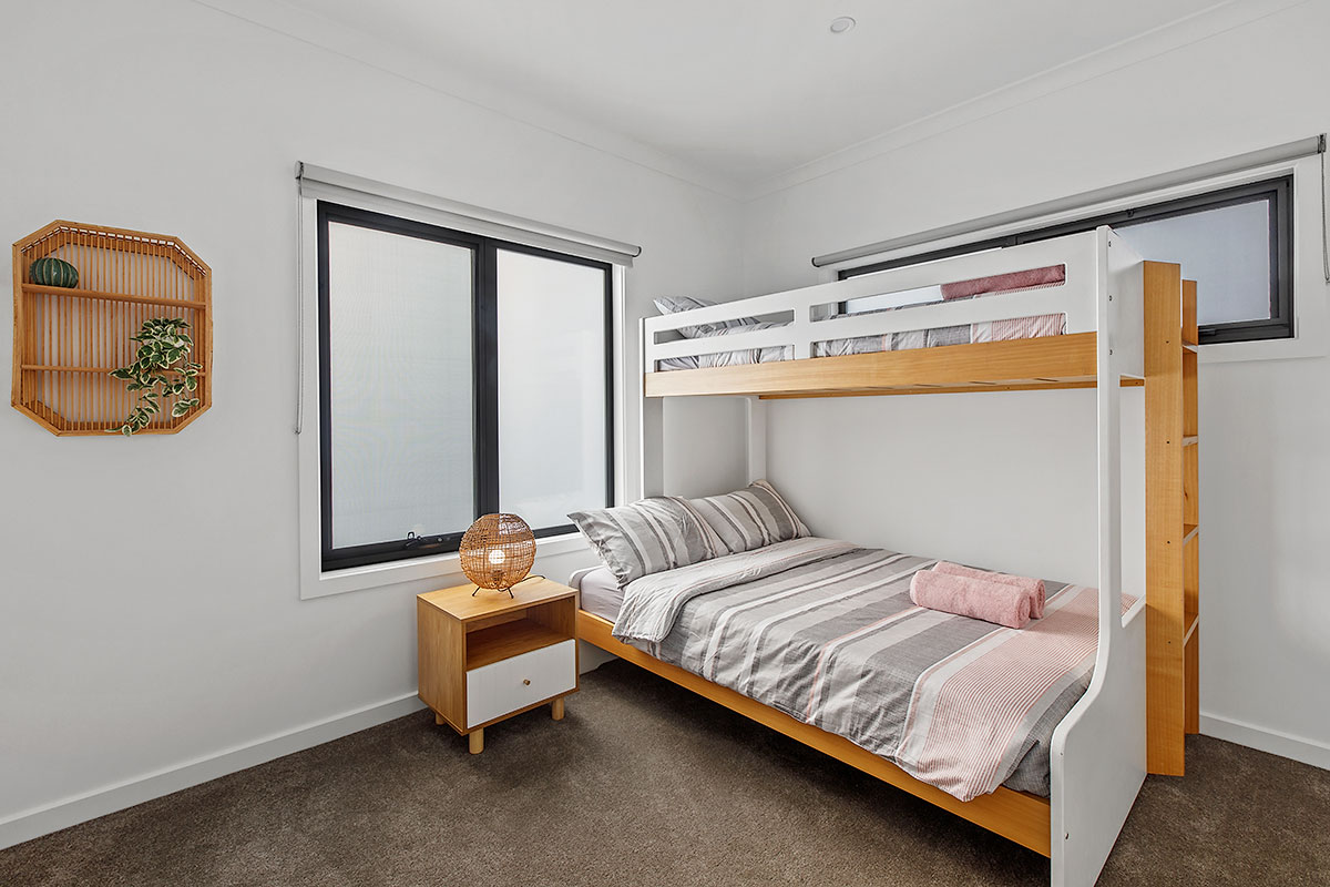 V tretej spálni je poschodová posteľ hore a dvojposteľ pod ňou, kde pohodlne spia traja hostia.
