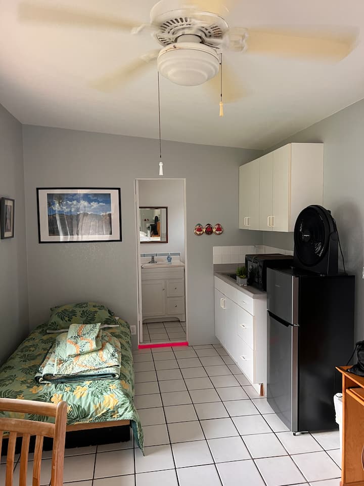 Chalet Makai donnant sur la salle de bain - petite cuisine incluse.  Pas sur la photo est la chambre queen et le placard complet.