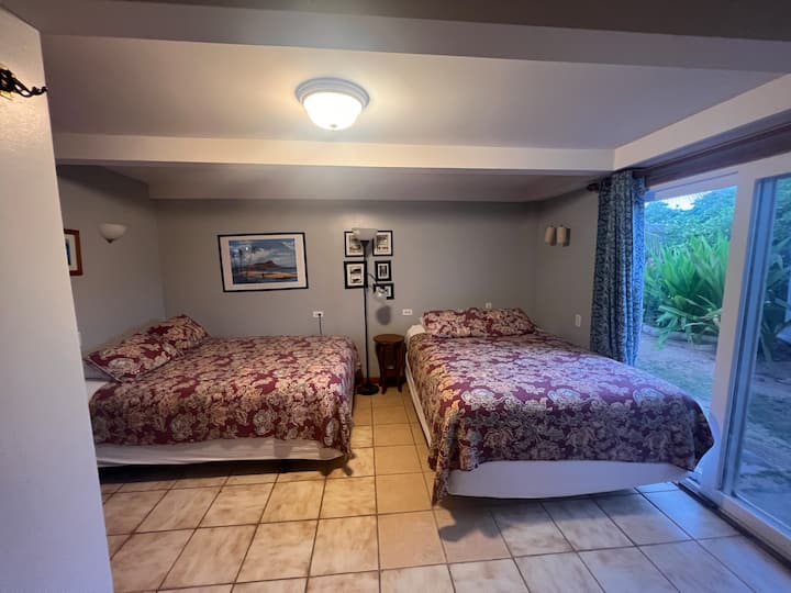 Chambre naupaka au rez-de-chaussée - 2 reines, toboggan vers l'extérieur, salle de bain adjacente