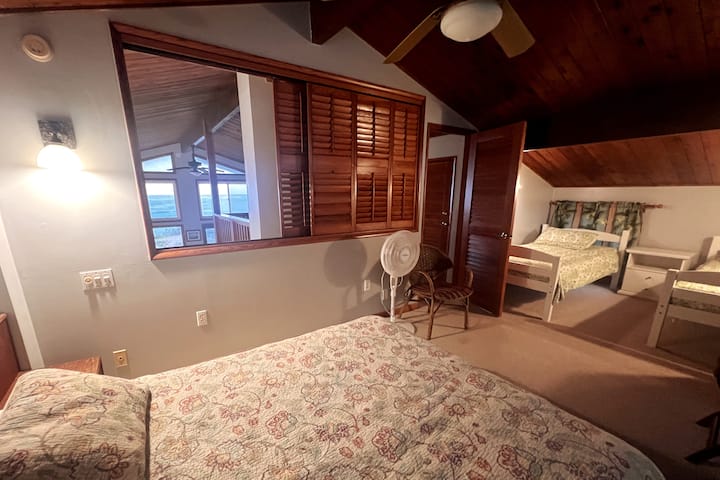 Chambre Temple - lit Queen + 2 lits de couple, avec vue sur l'océan et le balcon avec vue sur le temple