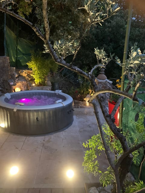 Les Clapiers gîte with hot tub and river