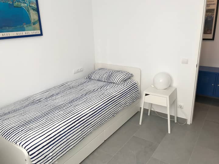 Segundo dormitorio con cama plegable.