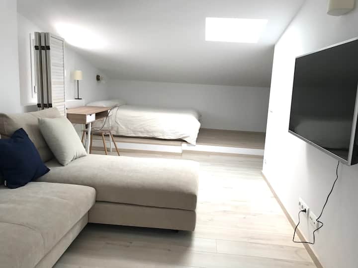 Loft en la planta superior y dormitorio. El divisor de madera puede estar abierto para la privacidad.