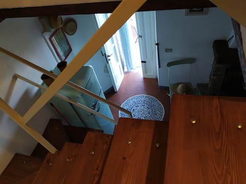 Top Airbnb: Charming stone house with stunning view balcony a Capannori