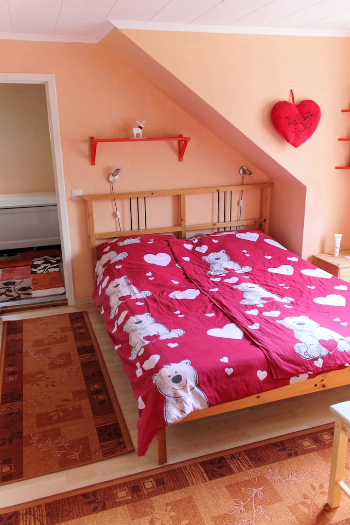 Chumba cha 1 cha kulala kilicho na roshani, kitanda cha watu wawili, vitanda vilivyojengwa ndani na ufikiaji wa moja kwa moja wa bafu