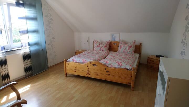 1. ห้องนอนขนาดใหญ่
ที่นี่ยังมีพื้นที่สำหรับเตียงสำหรับเดินทาง 
