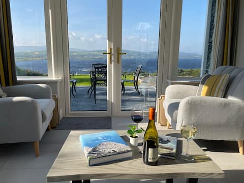 Lakeside Cottage with stunning views in Waterville