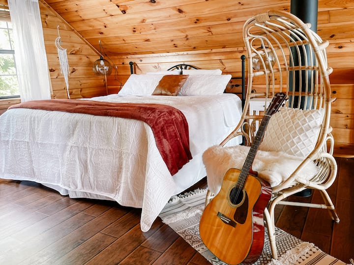 Upstair loft მეფე საწოლი. მყუდრო თანამედროვე დიზაინი