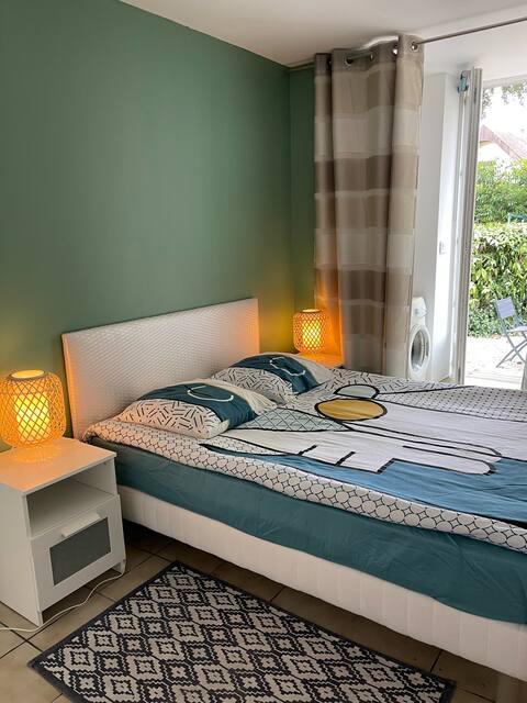 Small Chalet, charming 2-bedroom with private yard