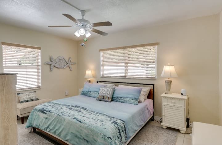 キングサイズのマスターベッドルーム。 私たちは超快適なベッドについてたくさん褒められます。 また、特大の枕やRoku TVも含まれています。