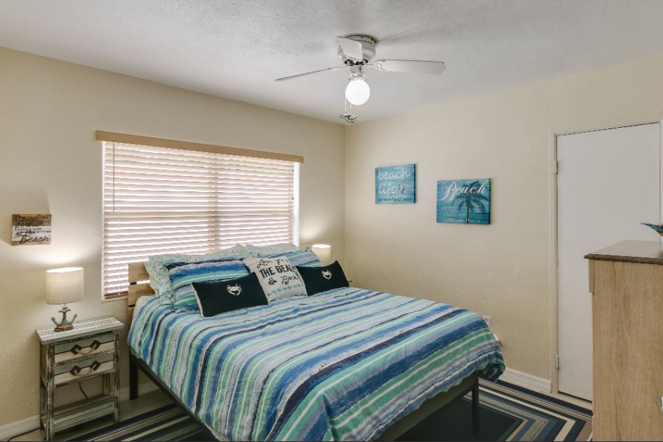 غرفة ثانوية بحجم كبير. تحتوي غرفة النوم أيضًا على تلفزيون Roku ذكي ومرتبة قابلة للنفخ بحجم كبير في الخزانة.