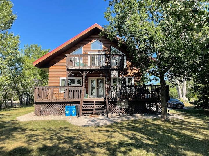 Sunset Cove Lakehouse Steep Rock, MB Cabins for Rent in Hilbre