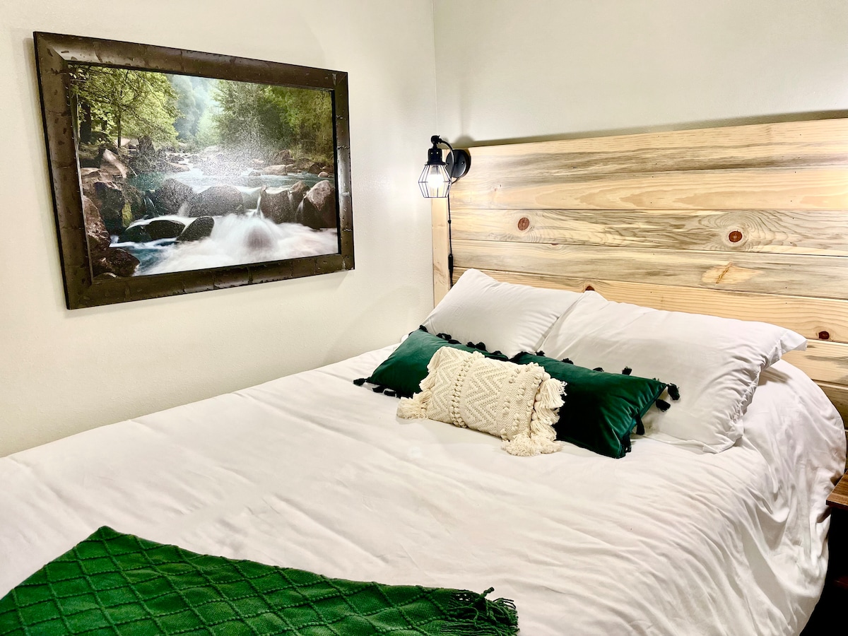 ห้องนอนพร้อมที่นอนเมมโมรี่โฟมขนาดควีนไซส์ 