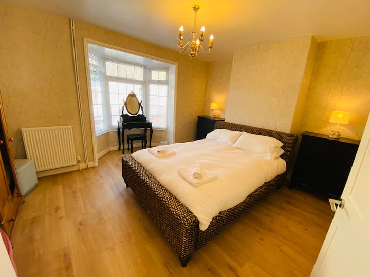 Master bedroom - King Size bed 