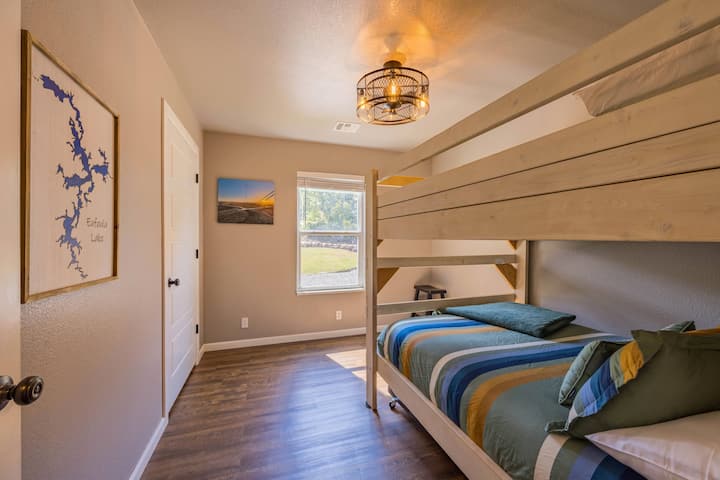 ห้องเตียงสองชั้นเต็มไปด้วยเตียงสองชั้นเต็มพร้อมเตียงคู่