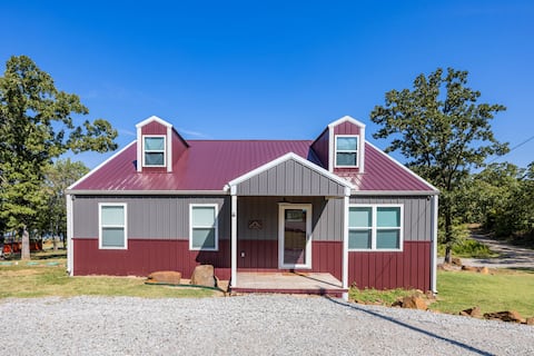 Porch House: 3BR Beachfront, Sleeps 10, Lake View