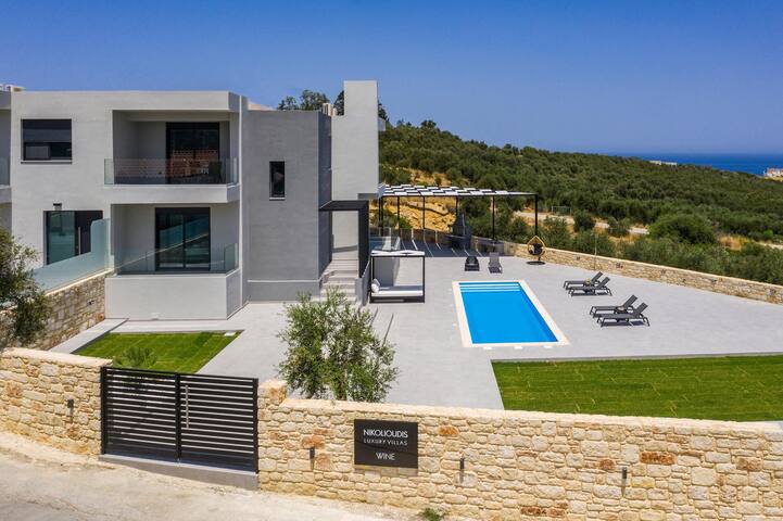 Nikolioudis Luxury Villa Wine | Agia Marina gallery image 4