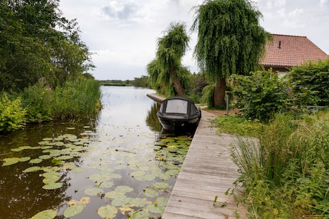 Beautiful detached cottage right on the lake!!