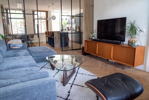 Top Airbnb: Luxurious apartment in city center with patio in Frederik Hendrikbuurt Noord