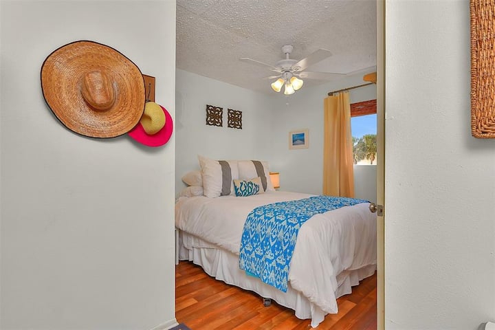 Tercer dormitorio: cama tamaño queen con TV y baño privado (ducha pequeña).