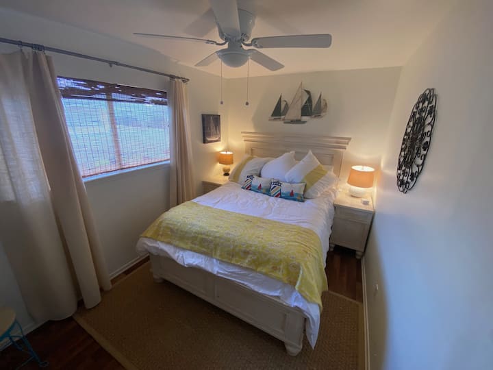 Dormitorio #2 - Cama queen, eléctrica con USB en cada mesita de noche.