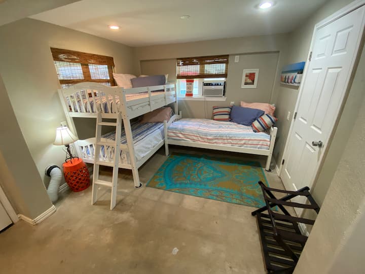 Dormitorio en la planta baja con 1/2 baño.   Acceso a la planta superior a través de la lavandería o las escaleras exteriores.