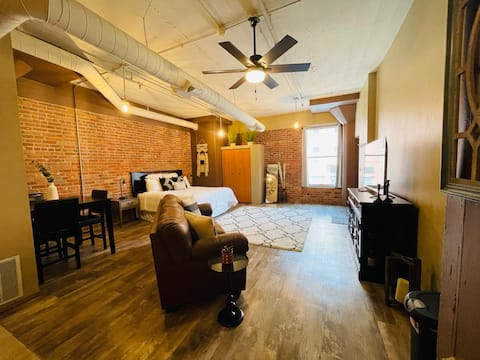 Haymarket Loft-close to PBA,UNL, & Downtown