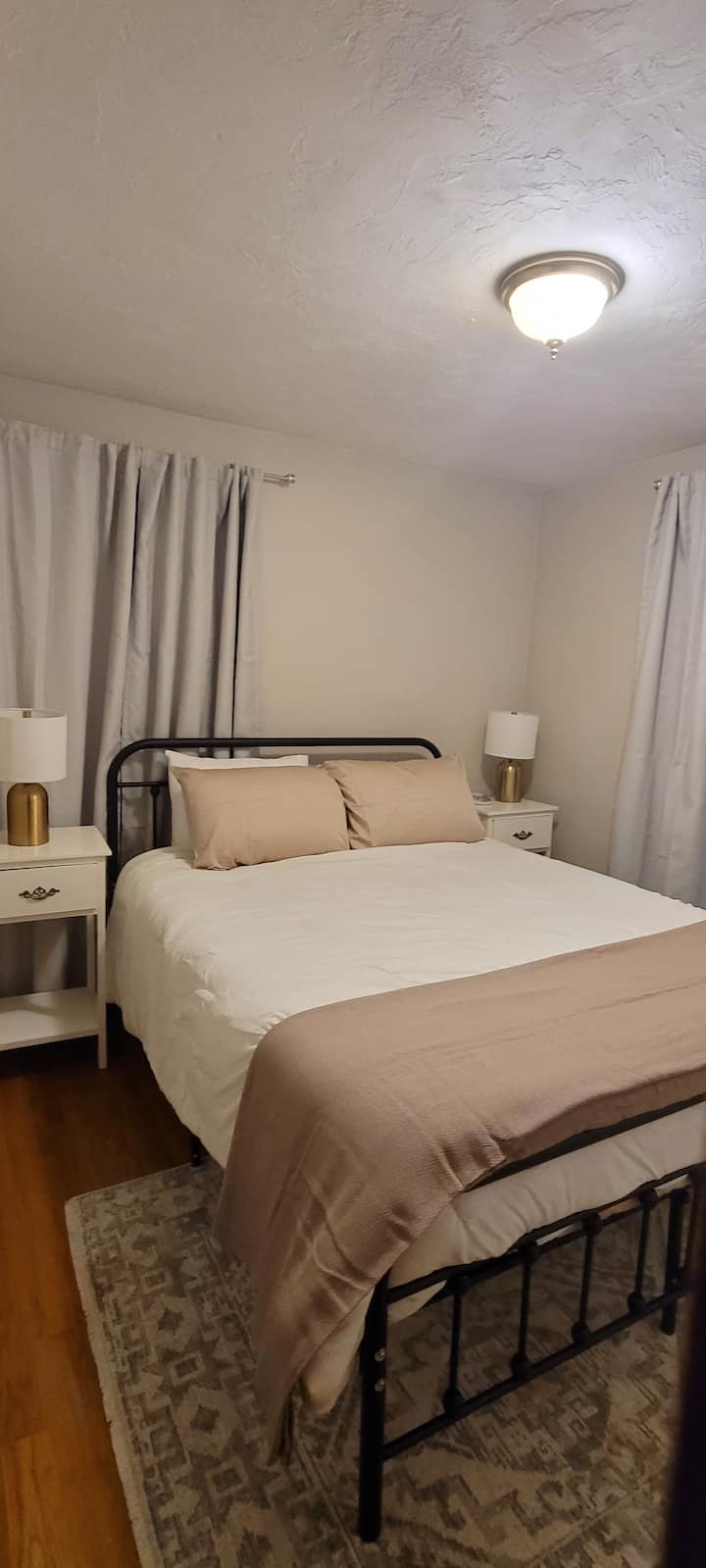 2. spálňa: manželská posteľ s veľkou skriňou 