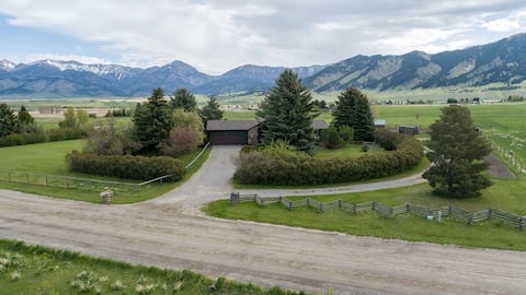 Mountain Views 5BR Retreat near Bozeman