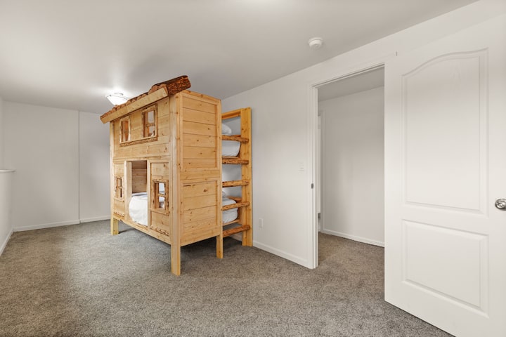 Петтата спална соба е совршена за деца со комплет кревети на спрат