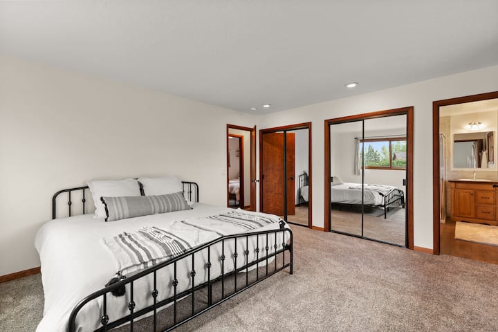 Гостинска спална соба со брачен кревет ( широк 180-220