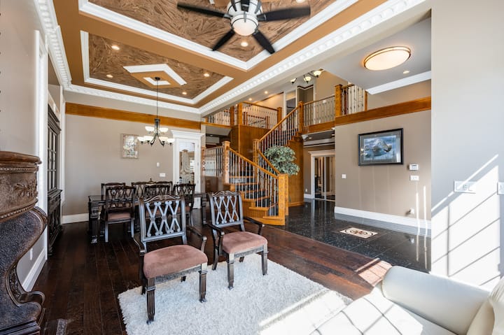 6 Bed, 4 Bath Luxurious And Spacious Home - Surrey