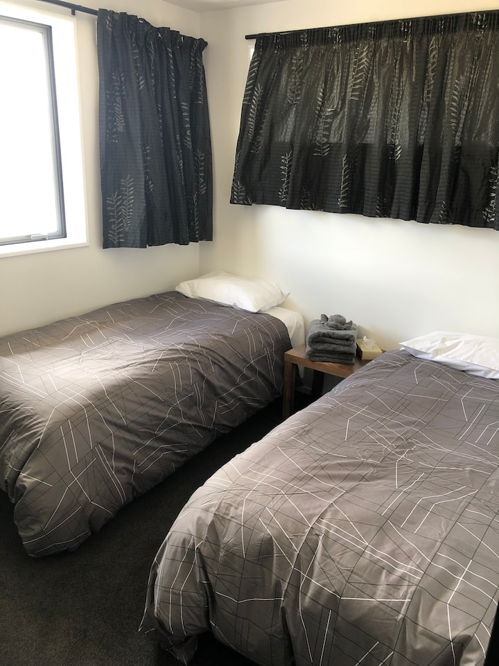 ห้องนอนที่สองมีเตียงเดี่ยวขนาดคิงไซส์ 2 หลัง