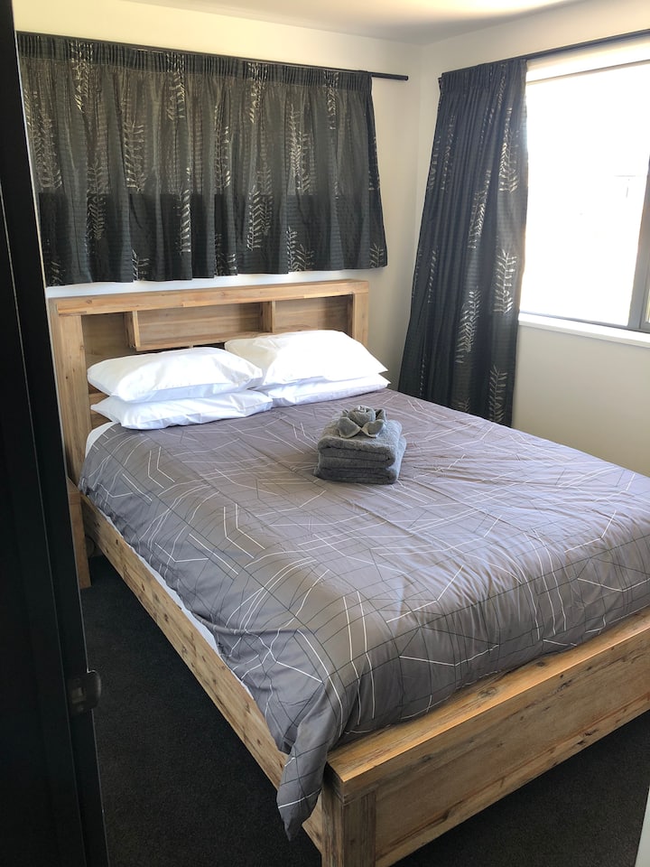 ห้องนอนใหญ่พร้อมเตียงควีนไซส์