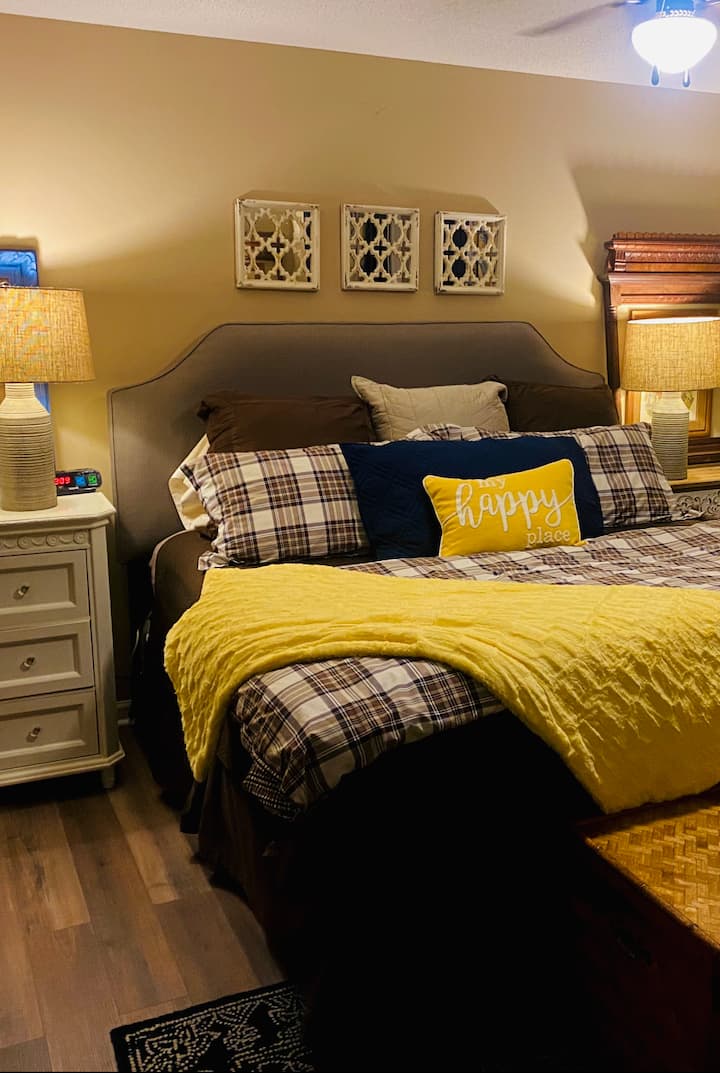 Главна спалня с суперголямо двойно легло.