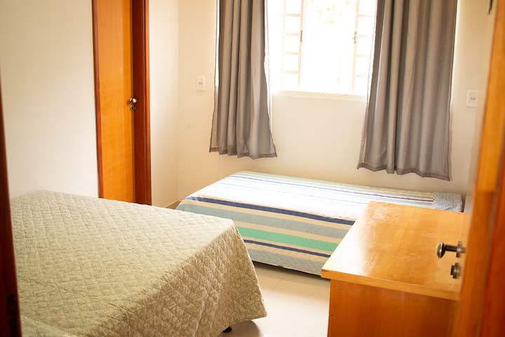 American Suite 03 - 1 krevat dopio, 1 krevat tek dhe 1 mobilie mbështetëse