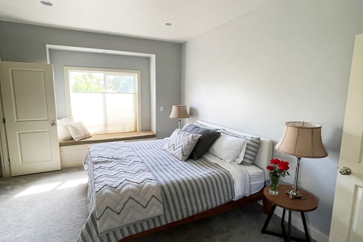 2ª suite principal, cama tamaño king, baño privado, habitación adicional con sofá cama.