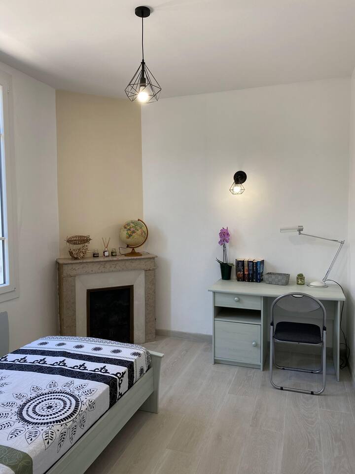 Спална соба/биро со 90 кревета