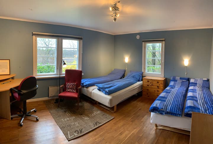 ชั้น 1 - ห้องนอน 1: 165 + 120 เตียง (อาจมีที่นอนเป่าลมด้วยหากจำเป็น)