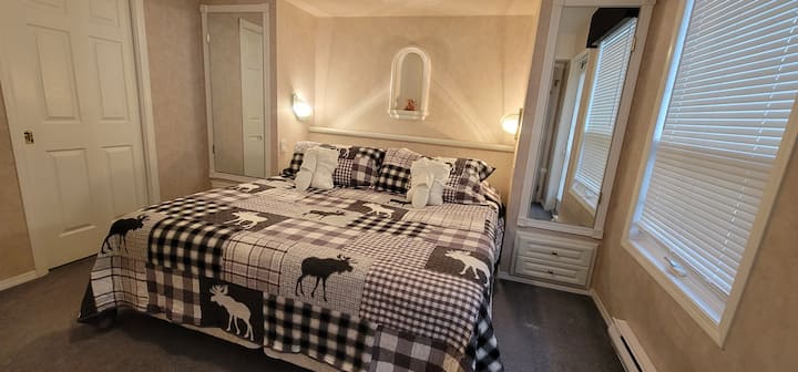 เตียงคิงไซส์หรูหราตู้เสื้อผ้าเสื้อคลุมและรองเท้าแตะแยกต่างหากพร้อมสัตว์ป่าให้เพลิดเพลินในร่มและคุณมูสเหนือคุณเพื่อให้แน่ใจว่าคุณนอนหลับอย่างสงบในภูเขา!