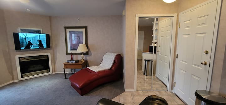 ประตูทางเข้าส่วนกลางพร้อมห้องพัก A เมื่อเช่าเป็นห้องสวีท 2 ห้องนอนหรืออยู่ติดกับเพื่อนตู้เสื้อผ้าส่วนตัวเก้าอี้เลานจ์ที่สะดวกสบายทีวีแบบสตรีมมิ่งและเตาผิงที่อบอุ่นและน่าอยู่