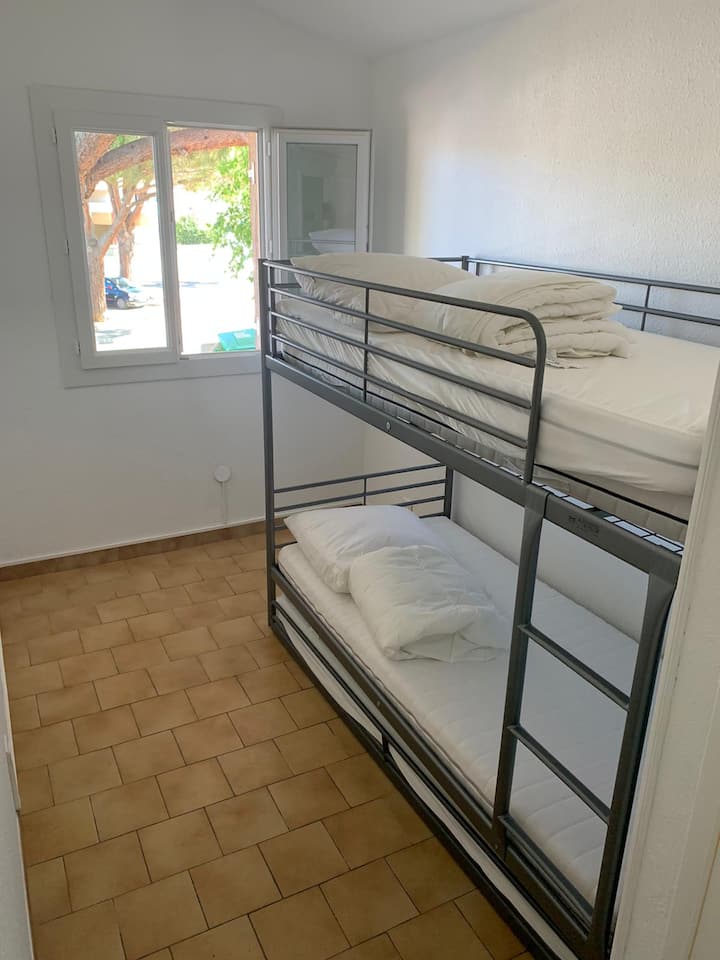 Sissetulev vaade, teine magamistuba narivooditega ja sahtlivoodi, mis rullub alumise voodi all (90 x 200) tekiga (140x200) ja patjadega (65 x 65), öölamp, katik ja kliimaseade